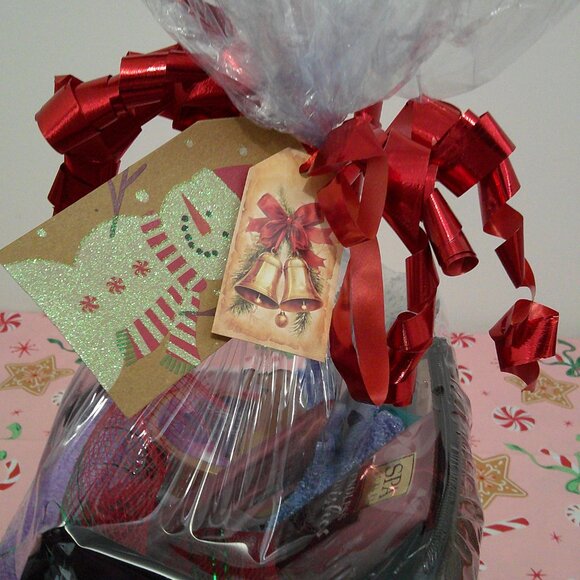 Christmas Gift Basket-Winter Skin Rescue 22-Piece Set "Frosted & Fabulous" - Picture 2 of 6